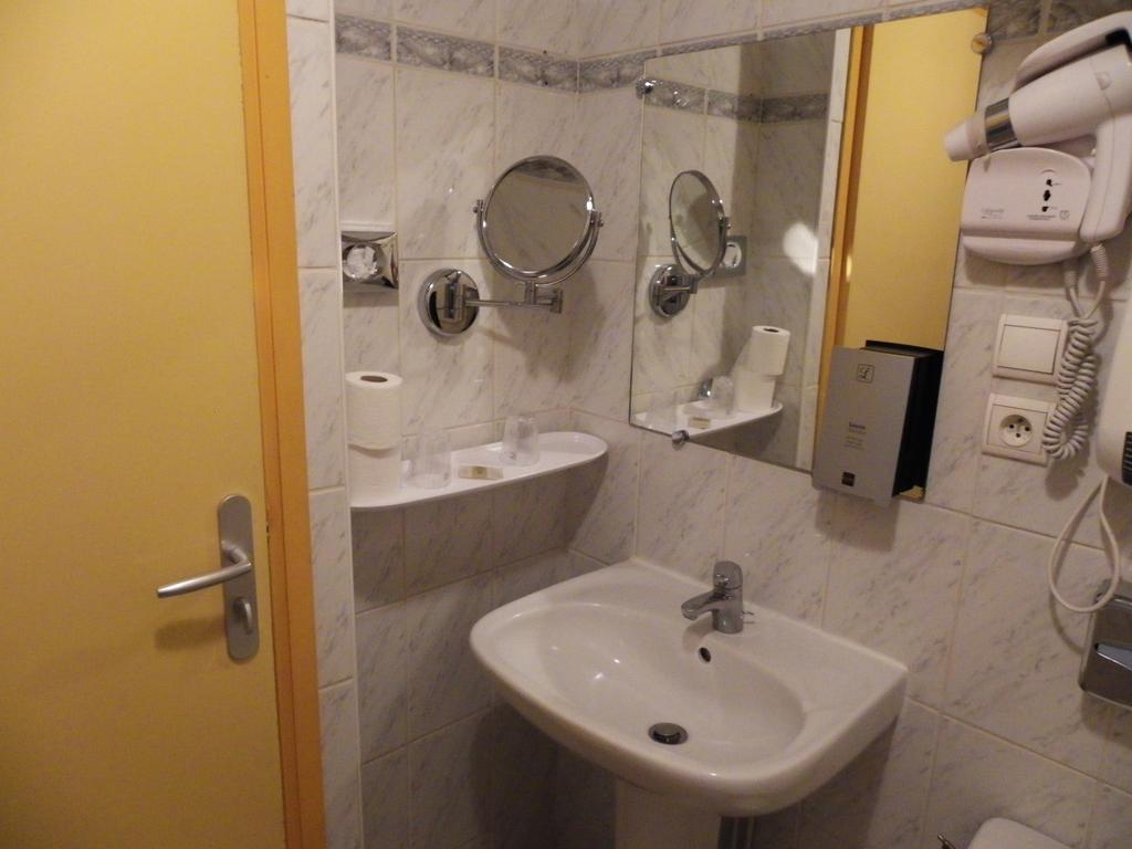 Hotel Le Bilboquet Le Puy-en-Velay Esterno foto