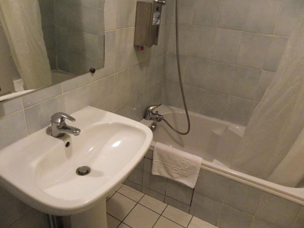 Hotel Le Bilboquet Le Puy-en-Velay Esterno foto